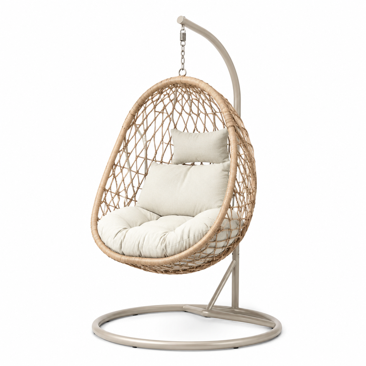 Poltrona sospesa in rattan sintetico con cuscini crema e base in metallo